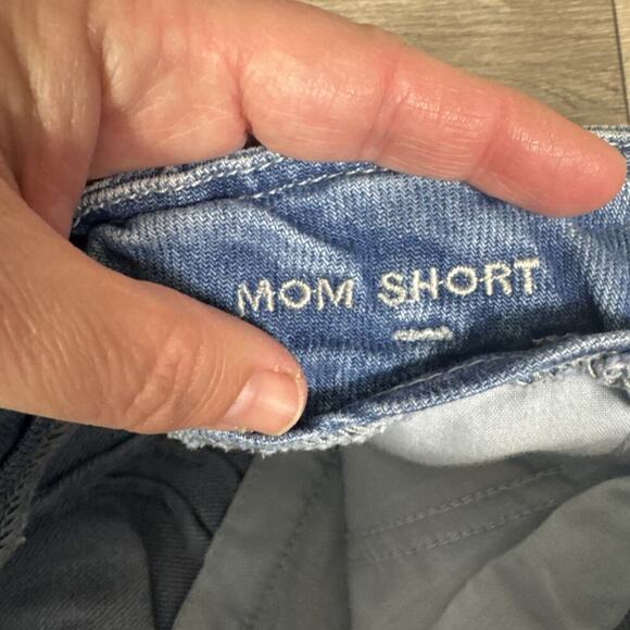 American Eagle Button Front Pleated Belted Denim Mom Jean Shorts Light Wash 00 - Picture 4 of 7